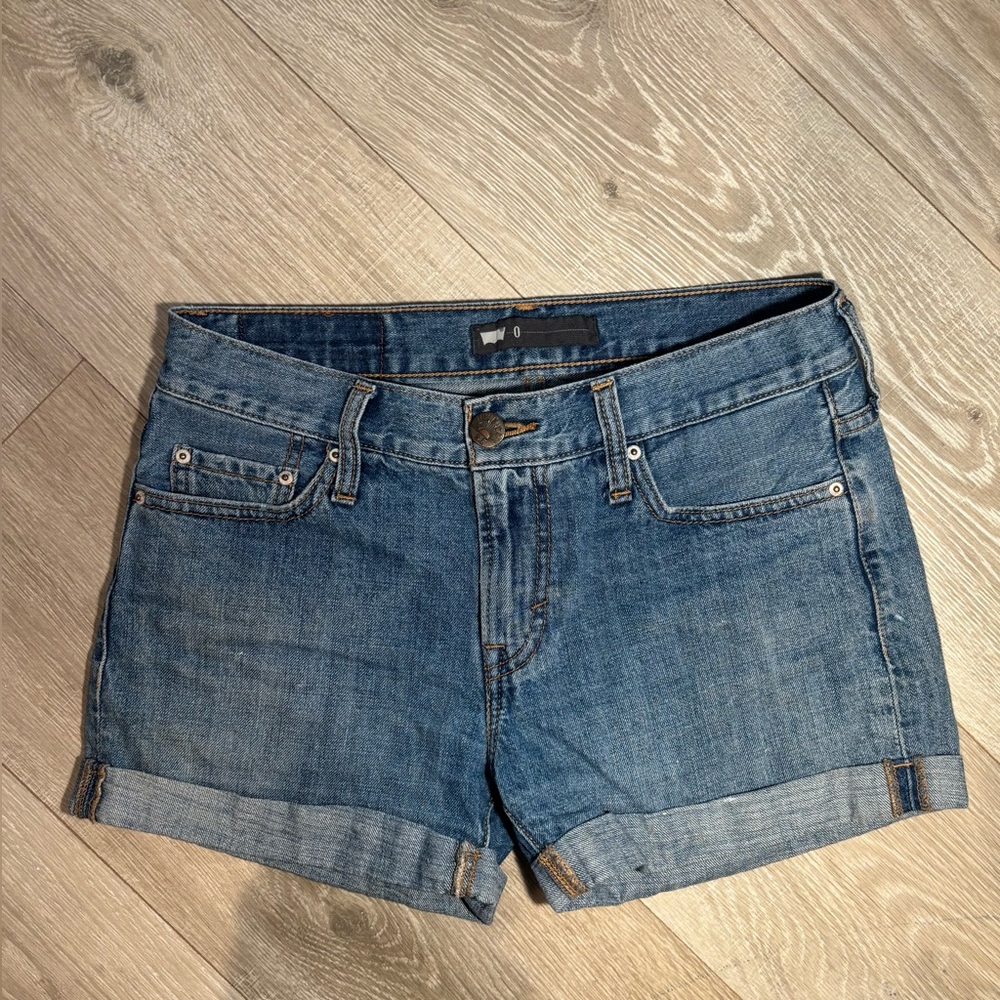 Classic Blue Levi Jean Shorts! Low waisted, and super cute!